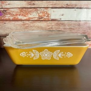Vintage Pyrex refrigerator dish with lid. Butterfly gold pattern